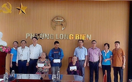 Phường Long Biên phối hợp chi trả hỗ trợ cho 03 hộ cận nghèo theo tiêu chuẩn Trung ương, nhân dịp kỷ niệm 80 năm Cách mạng tháng Tám và Quốc khánh 02/9.