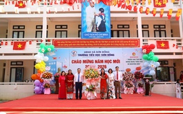 Đồng chí Bí thư Đảng ủy xã Nguyễn Trúc Anh dự khai giảng tại trường Tiểu học Sơn Đồng