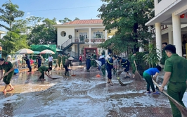 Xã Xuân Mai ra quân tông vệ sinh môi trường sau ngập úng