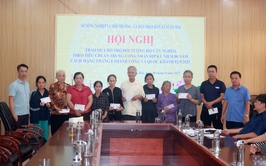 Xuân Mai trao quà hỗ trợ tới các đối tượng hộ cận nghèo theo chuẩn Trung ương trên địa bàn xã