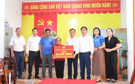 Ủy ban Mặt trận tổ quốc Việt Nam xã Phú Nghĩa trao tặng 30 triệu đồng hỗ trợ sửa chữa nhà cho hộ bà Trần Thị Quýt ở thôn Lương Sơn