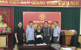 ĐOÀN CÔNG TÁC SỞ NÔNG NGHIỆP VÀ MÔI TRƯỜNG HÀ NỘI TRAO QUÀ HỖ TRỢ HỘ CẬN NGHÈO TẠI PHƯỜNG TÂY MỖ