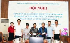 Sở Nông nghiệp và Môi trường Thành phố Hà Nội trao quà cho 03 hộ cận nghèo ở xã Quảng Bị