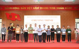 Lan tỏa tấm lòng nhân ái – 100 suất quà được trao tặng cho các gia đình có hoàn cảnh đặc biệt khó khăn trên địa bàn xã Bất Bạt