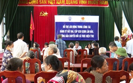 UBND xã Phú xuyên hỗ trợ lưu động đăng ký đất đai, cấp giấy chứng nhận quyền sử dụng đất lần đầu cho hộ gia đình, cá nhân thuộc địa bàn xã Quang Hà cũ.