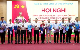 Ứng Hoà công bố, trao quyết định nghỉ việc theo quy định của Chính phủ