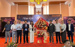 LÃNH ĐẠO XÃ TRUNG GIÃ THĂM, CHÚC MỪNG CÁC GIÁO XỨ NHÂN DỊP GIÁNG SINH