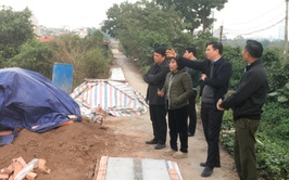 Đồng chí Dương Viết Cường – Chủ tịch Ủy ban nhân dân xã Gia Lâm kiểm tra hiện trường, chỉ đạo giải quyết các kiến nghị của nhân dân