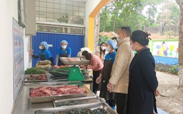 ĐỒNG CHÍ NGUYỄN HỒNG SƠN – PHÓ CHỦ TỊCH UBND XÃ KIỂM TRA CÔNG TÁC SỨC KHỎE HỌC ĐƯỜNG, AN TOÀN THỰC PHẨM TRƯỜNG HỌC