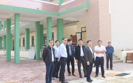 Bí thư Đảng ủy, Chủ tịch HĐND xã Quốc Oai Nguyễn Trường Sơn kiểm tra tiến độ các dự án trọng điểm trên địa bàn