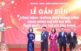 Phường Giảng Võ gắn biển công trình trường học chào mừng Đại hội XIV