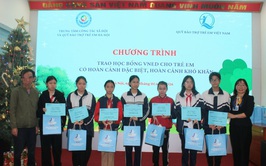 Trao học bổng của Hội VNED cho trẻ em có hoàn cảnh đặc biệt, hoàn cảnh khó khăn