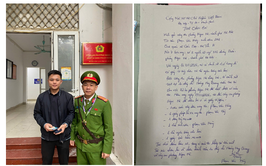 Công an phường Ngọc Hà trao trả tài sản cho người dân trong quá trình làm nhiệm vụ bảo vệ Đại hội XIV của Đảng