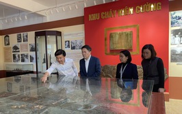 Bí thư Đảng ủy, Chủ tịch HĐND xã Ứng Hòa Đàm Văn Huân dâng hương tưởng niệm liệt sĩ, thăm Bảo tàng Khu Cháy.