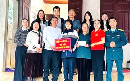 Đội Cứu hộ TN Kim Sơn nhận đỡ đầu  học sinh có hoàn cảnh khó khăn