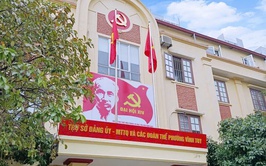 Phường Vĩnh Tuy đẩy mạnh công tác trang trí, tuyên truyền chào mừng Đại hội đại biểu toàn quốc lần thứ XIV của Đảng.