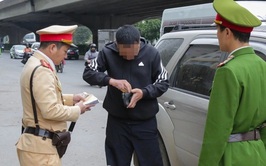 Hàng loạt tài xế ô tô đỗ hàng 2, hàng 3 trên đường ở Hà Nội bị xử lý