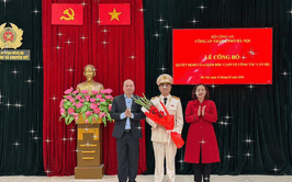 Trao Quyết định cho đồng chí Trưởng công an, Phó Trưởng công an xã Chuyên Mỹ