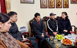 Phường Thanh Xuân: Ấm áp nghĩa tình thăm hỏi gia đình chính sách gương mẫu dịp Tết Bính Ngọ