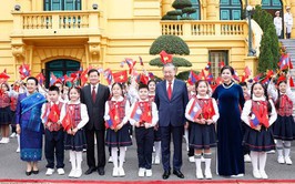 Thiếu nhi Thăng Long vinh dự đón Tổng Bí thư, Chủ tịch nước Lào