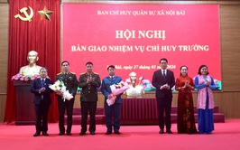 Bàn giao nhiệm vụ chỉ huy trưởng - Ban chỉ huy quân sự xã Nội Bài