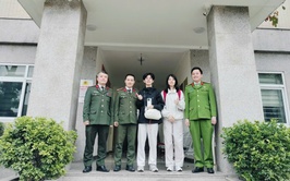 CÔNG AN PHƯỜNG HOÀNG MAI TÌM VÀ TRAO TRẢ TÀI SẢN BỊ ĐÁNH RƠI CHO 02 CÔNG DÂN NƯỚC NGOÀI