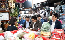 Tuyên truyền, vận động các hộ kinh doanh tại chợ Sấu chấp hành nghiêm các quy định về đảm bảo an toàn phòng cháy, chữa cháy dịp cận Tết