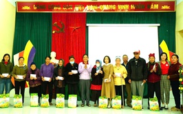 Gia đình Trung tướng Trương Mạnh Dũng trao quà Tết cho các hộ có hoàn cảnh khó khăn tại xã Ứng Thiên