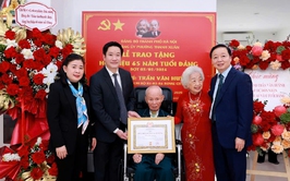 Phường Thanh Xuân trao Huy hiệu 65 năm tuổi Đảng tại nhà cho đảng viên cao tuổi