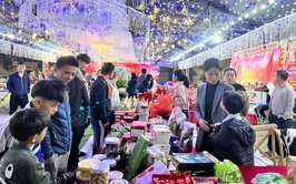 Chợ hoa Xuân xã Phú Nghĩa thu hút đông đảo người dân, khách thăm qua, mua sắm Tết