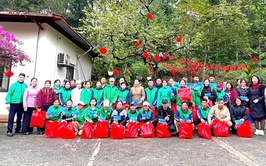 Công đoàn xã Đoài Phương thăm, tặng quà đoàn viên, người lao động nhân dịp Tết Nguyên đán Bính Ngọ năm 2026