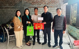 Hội Nông dân xã trao quà Tết cho hội viên có hoàn cảnh khó khăn