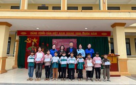 CHƯƠNG TRÌNH XUÂN YÊU THƯƠNG 2026:
Tặng quà các em học sinh có hoàn cảnh khó khăn.