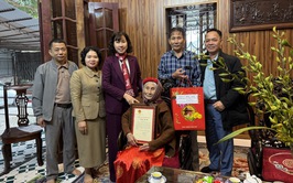 Đồng chí Phó Chủ tịch UBND xã Phú Xuyên thăm, chúc thọ các cụ tròn 100 tuổi nhân dịp Tết Nguyên đán 2026