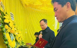 Các đồng chí lãnh đạo Đảng ủy dự Lễ truy điệu Đảng viên 75 năm tuổi Đảng tại thôn Sơn Thanh