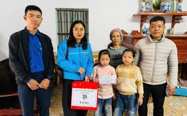 ĐOÀN THANH NIÊN XÃ ỨNG HÒA TỔ CHỨC CHƯƠNG TRÌNH TRAO QUÀ TẾT CHO THANH THIẾU NHI CÓ HOÀN CẢNH KHÓ KHĂN