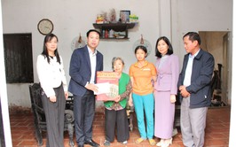 Chủ tịch UBND xã Hòa Lạc thăm, tặng quà các hộ khó khăn, yếu thế tại thôn 1