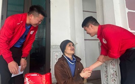 Ủy ban MTTQ Việt Nam xã và Hội Chữ thập đỏ xã trao quà tết cho hộ có hoàn cảnh khó khăn, cựu thanh niên xung phong và người nhiễm chất độc da cam dioxin