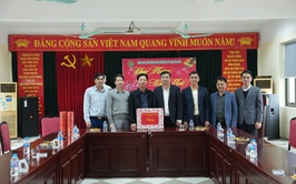 Đồng chí Chủ tịch UBND xã thăm, chúc Tết Công ty cổ phần MTĐT Gia Lâm