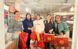 Công đoàn phường Kiến Hưng trao tặng quà cho đoàn viên, người lao động