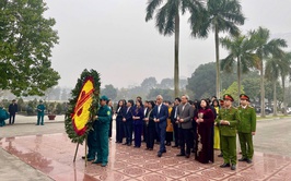 Lãnh đạo phường Nghĩa Đô viếng Nghĩa trang Liệt sĩ nhân dịp Tết Nguyên đán Bính Ngọ 2026.