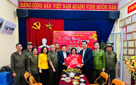 Lãnh đạo phường Yên Hòa thăm, chúc Tết và động viên lực lượng an ninh cơ sở tối 30 Tết