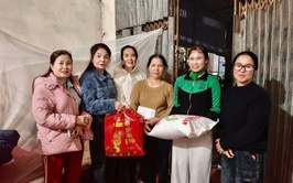 Xã Hồng Vân nhiều hoạt động chăm lo, hỗ trợ, tặng quà Tết cho các hộ cận nghèo, hộ có hoàn cảnh khó khăn để mọi người, mọi nhà đều có Tết