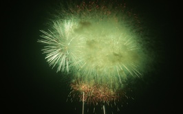 Màn bắn pháo hoa tầm cao tại Công viên Gia Lâm chào đón Xuân Bính Ngọ 2026