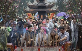 ĐI CHÙA, LỄ HỘI ĐẦU NĂM - KHÔNG GIAN VĂN HÓA TÂM LINH CỦA MÙA XUÂN