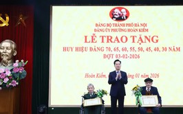 132 đảng viên phường Hoàn Kiếm vinh dự nhận Huy hiệu Đảng đợt 3/2