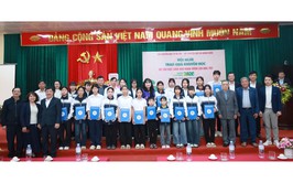 Xã Minh Châu trao quà Khuyến học cho học sinh vượt khó, tiếp sức đến trường trước thềm năm mới