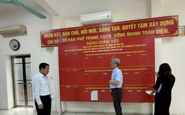 Đồng chí Bí thư Đảng ủy kiểm tra công tác chuẩn bị bầu cử tại phường Xuân Đỉnh