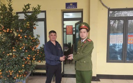 CÔNG AN XÃ VĨNH THANH TRAO TRẢ TÀI SẢN ĐÁNH RƠI – LAN TỎA NÉT ĐẸP TRUNG THỰC TRONG CỘNG ĐỒNG