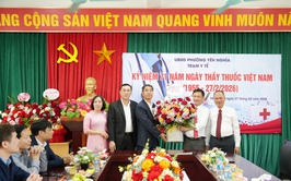 Lãnh đạo phường Yên Nghĩa thăm, chúc mừng Ngày Thầy thuốc Việt Nam 27/2